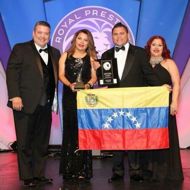 José y Rocneyda recibiendo un reconocimiento
